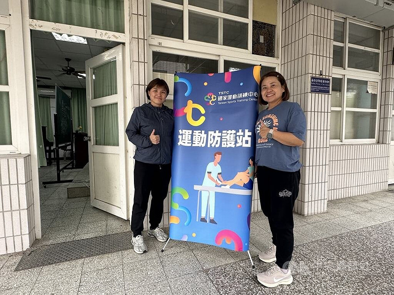 114年全國運動會在雲林，國訓中心特別設置4個「運動防護站」，盼讓在國訓中心培訓的選手獲得更多保障，其中拳擊項目由運動防護員盧純玉（右）負責照護。中央社記者黎建忠攝　114年10月19日   