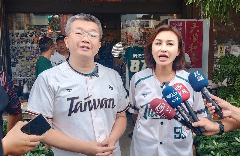 邱議瑩(右)、蔡其昌(左)呼籲球迷多多進場看球,以實際行動支持職棒。 圖:孫家銘攝
