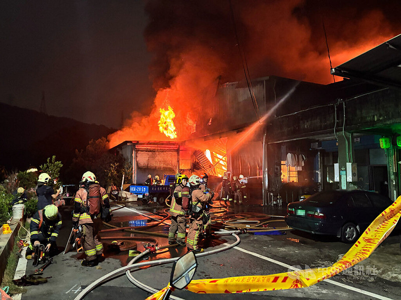 新北市新莊區壽山路某工廠19日發生火警，火勢猛烈，橘色火舌與黑色濃煙直竄，消防獲報馳援灌救，警消也呼籲鄰近居民暫時緊閉門窗。（翻攝照片）中央社記者王鴻國傳真　114年10月19日   