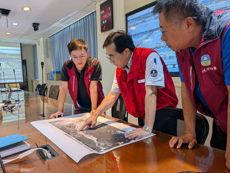 受東北季風及風神颱風外圍環流影響，21日前北部及宜花易有豪大雨發生，經濟部水利署今天要求各分署把握時機加緊趕工，強化馬太鞍溪防洪能力。圖為水利署長林元鵬（中）在第九河川分署盤點防颱準備進度。   圖: 經濟部提供