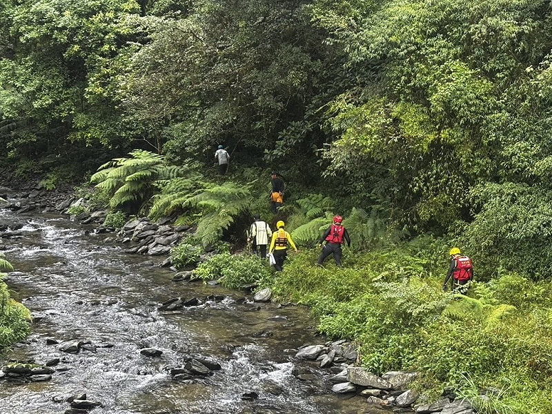 黃姓、陳姓男子日前相約攀登宜蘭阿玉山，後續陳男自行下山但黃男卻失聯，搜救人員19日中午在粗坑溪上游發現黃男跌落深潭死亡，遺體運下山後交由警方及家屬處理後續。（讀者提供）中央社記者王朝鈺傳真 114年10月19日   