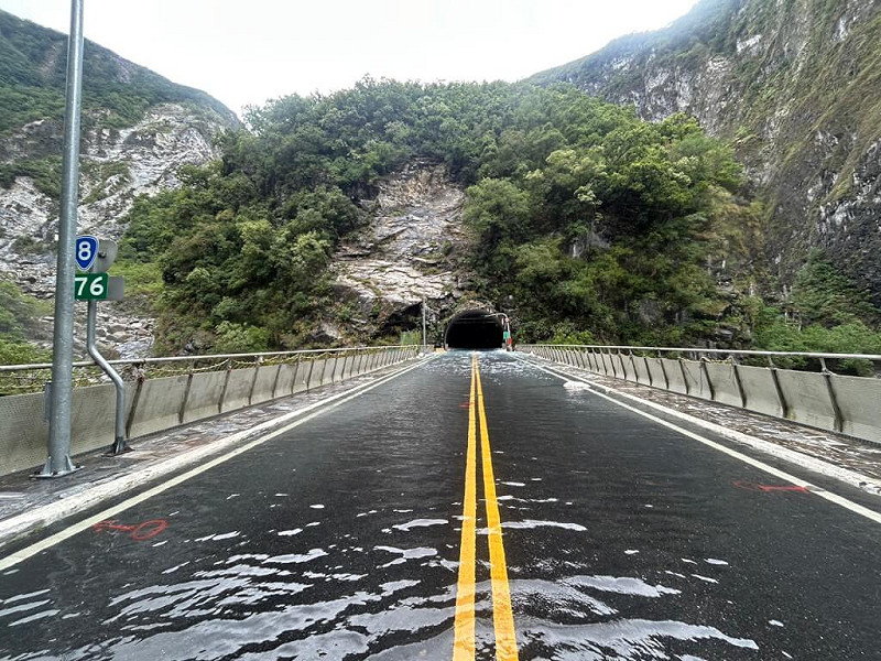 立霧溪燕子口堰塞湖上游集水區持續溢流，水流漫過魯丹橋（圖）。   圖:林業及自然保育署花蓮分署提供