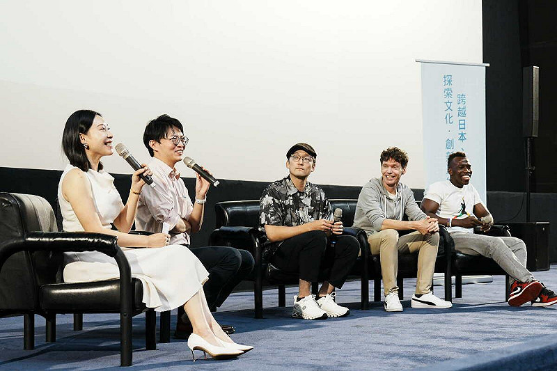 林楷軒(左二)上台與IKU老師(中)、吉雷米(右二)及哇洗嘉明(右一)交流互動，並回應現場青年朋友各式問題。   圖：高雄市青年局/提供