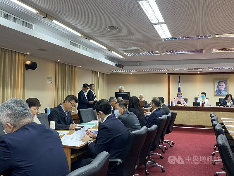 有立委20日在立法院內政委員會質詢時提到，美英制裁柬國詐團首腦陳志曾多次出入台灣，是否有蒐集國際情資和能力處理；警政署長張榮興答詢表示，有透過FBI主動聯繫和掌握，已報北檢指揮偵辦中。中央社記者黃麗芸攝　114年10月20日   