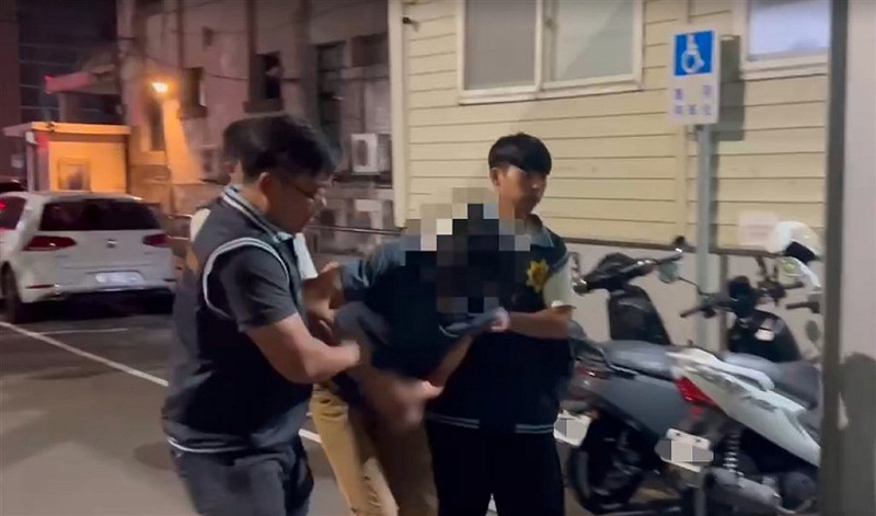新北市新莊區箱屍案，涉案陳男（中）7月31日遭拘提到案，移送後被羈押禁見。檢方表示，調查後認定陳男殺人罪罪證不足，法官日前改裁限制住居。（翻攝照片）   