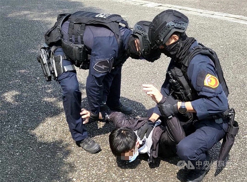 求職詐騙虐囚3死案首腦「藍道」杜承哲（中）案發後逃亡遭緝獲，一、二審依私行拘禁致死等罪判處杜承哲無期徒刑，褫奪公權終身。最高法院20日駁回上訴，全案定讞。（警方提供）   