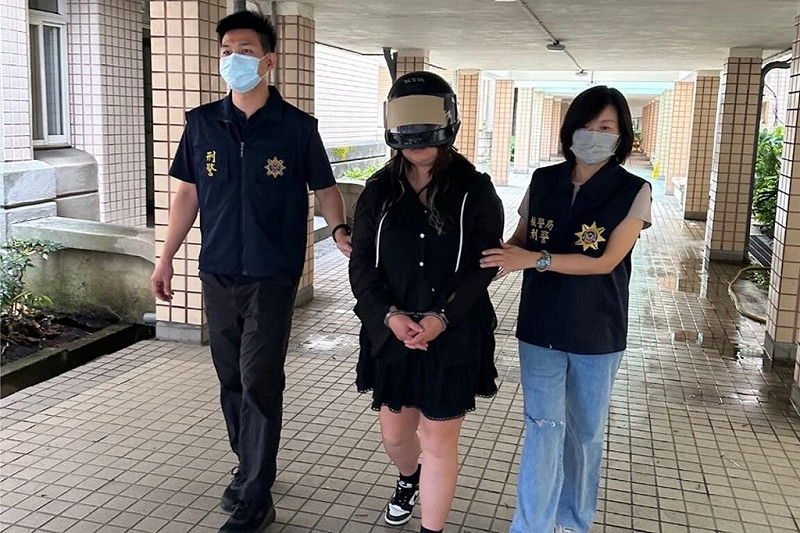 航空警察局表示，台灣籍林姓女子（中）5、6月間在網路認識一名自稱經營跨國生意非常忙碌的男子，她因心動進而交往，雙方並以老公、老婆相稱。男子甚至提供免費住宿及機票，招待林女前往中國四川、泰國曼谷旅遊，但「老公」因忙於工作無法現身，希望林女幫忙將「禮品」帶回台灣送給客戶，誰知竟被查出大麻。（航空警察局提供）中央社記者吳睿騏桃園機場傳真　114年10月20日   
