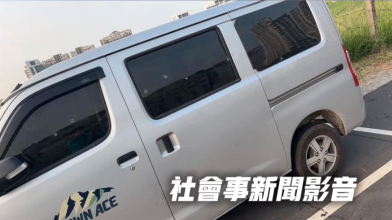 愛車停路邊驚現槍擊彈孔，車主隨即報警。   圖：翻攝自社會事新聞影音畫面