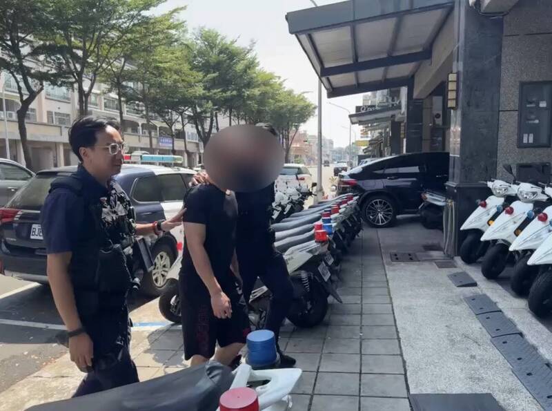持空氣槍射擊車輛的盧姓男子遭查緝到案,竟供稱「出於好玩」。 圖:翻攝畫面
