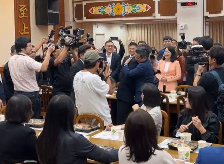 國民黨主席當選人鄭麗文拜會國民黨團立委，面對選前抨擊「履歷略顯蒼白無力」的台中立委黃健豪，鄭麗文也大方送上擁抱。   圖：擷取自國民黨立法院黨團臉書