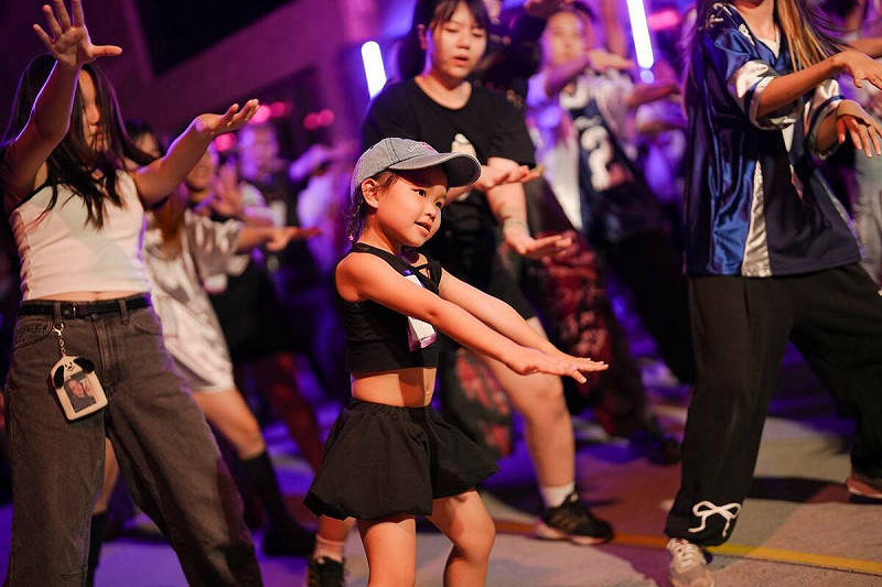 「K-POP RANDOM DANCE隨播即跳舞蹈大賽」前夜祭活動,吸引大小粉絲熱情參與。 圖:高雄市經發局/提供