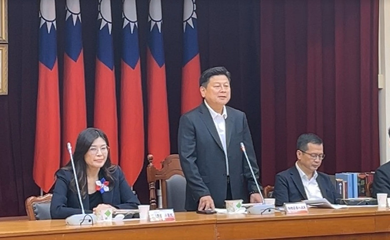 國民黨主席當選人鄭麗文（圖左）拜會國民黨團。   圖：擷取自國民黨立法院黨團臉書
