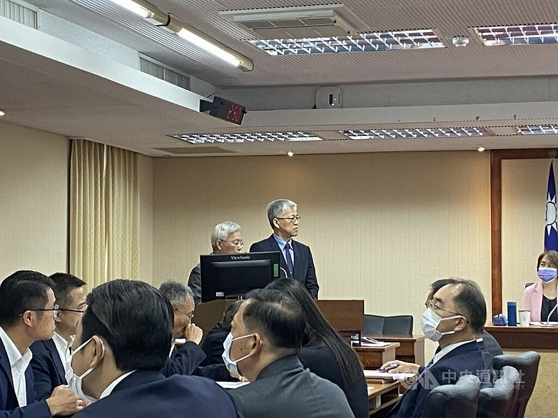 立法院內政委員會20日上午進行強化總統安全警衛作業專題報告和備、質詢。民眾黨立委黃國昌表示，針對海外資金挹注的媒體跟監多名國家政要，應調查鏡週刊是否涉及中資或港資，並當場公開告發報案；警政署長張榮興（後左）說，黃國昌告發，就受理案件偵辦。中央社記者黃麗芸攝　114年10月20日   
