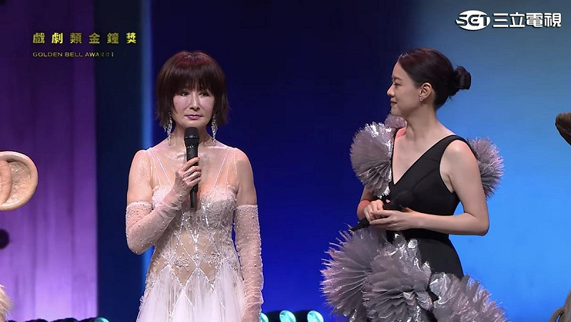 「一代女皇」潘迎紫(左)當晚身穿一襲白色禮服登台，76歲的她氣色絕佳，完全看不出歲月痕跡。   圖：翻攝自金鐘獎YT頻道