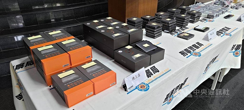 張姓男子自中國進口電視機上盒，可搭配專屬APP收看第四台、戲劇等未經授權來源節目，以「小雲機上盒」為名販售牟利，刑事局循線逮捕張男等12人送辦，並查扣機上盒等證物。（翻攝照片）中央社記者蘇木春傳真　114年10月20日   