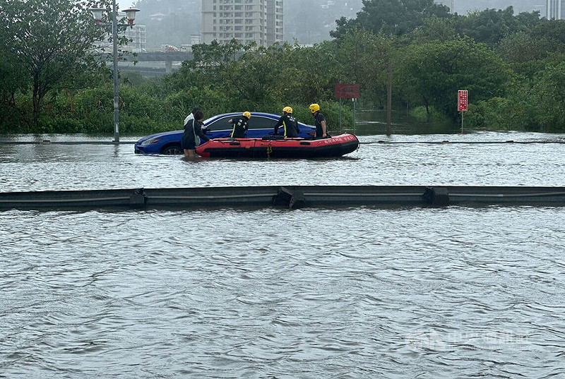 受豪大雨、抽水站抽水及大潮影響，20日上午新北市二重疏洪道內道路積水，一部自小客車受困，經警消救援，車上2人順利脫困。（翻攝照片）中央社記者王鴻國傳真　114年10月20日   
