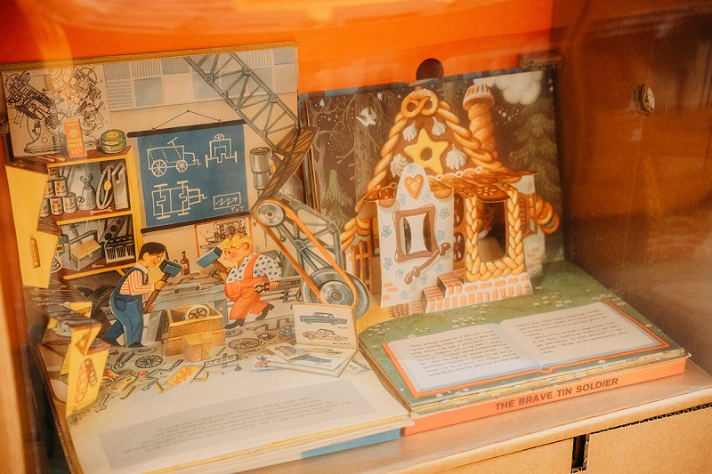 展覽分為八大主題展區,集結雕塑插畫、織品觸覺、光學設計、建築書籍與動畫等內容。 圖:國立臺灣文學館提供