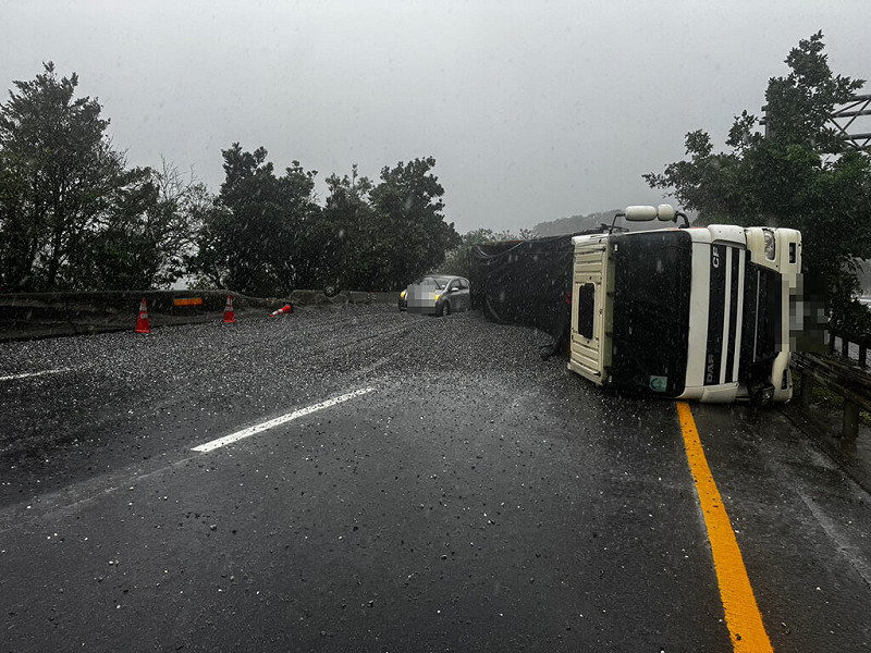 梁姓男子20日上午10時許駕駛砂石車，行經新北市瑞芳區台62線時不慎側翻，車斗內的砂石散落至路面，僅剩外線可供通行，現場於下午2時排除完畢，恢復通車。（讀者提供）中央社記者王朝鈺傳真　114年10月20日   