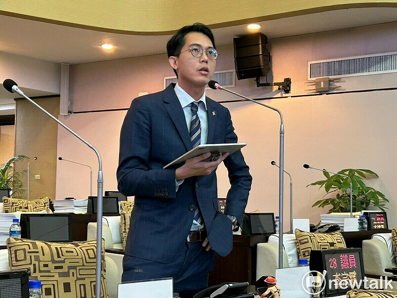 台南市議員李宗霖於環保衛生部門業務報告質詢衛生局時指出，水仙宮市場驚見中國醫藥傳直銷攤位，他擔心「醫療統戰」正以溫水煮青蛙方式滲入台灣。李宗霖要求衛生局立即稽查，並會同經發局市場處，向攤販宣導避免販售違禁品等觸法行為。   圖：李宗霖服務處提供