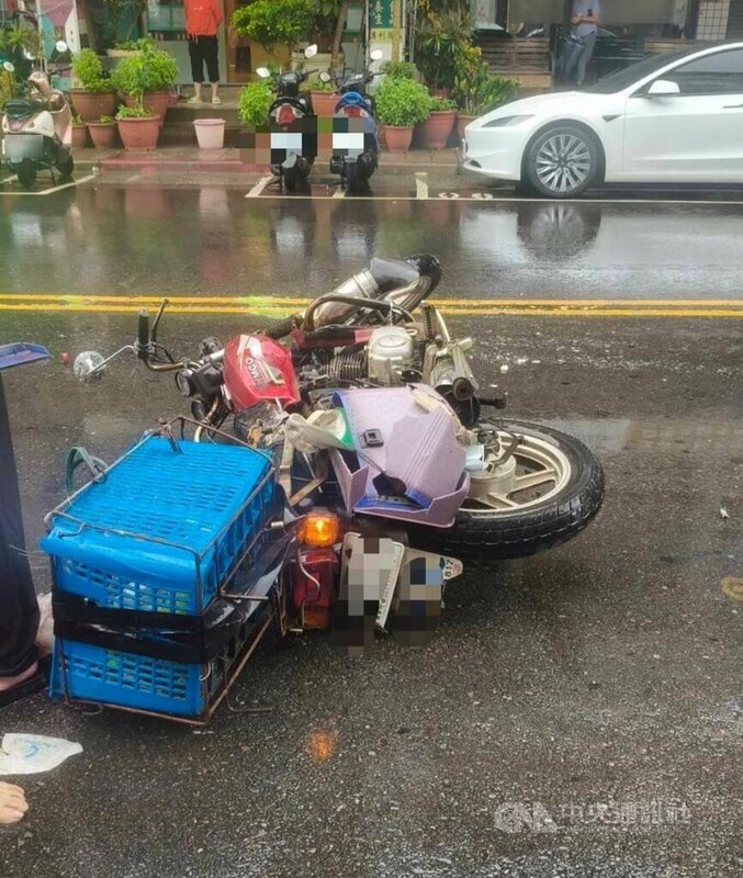 台北市一名75歲機車騎士20日載著妻子行駛大同區迪化街2段時，疑轉彎未禮讓直行車，雙方發生碰撞，造成騎士傷重不治、妻子輕傷。（翻攝照片）中央社記者黃麗芸傳真　114年10月20日   