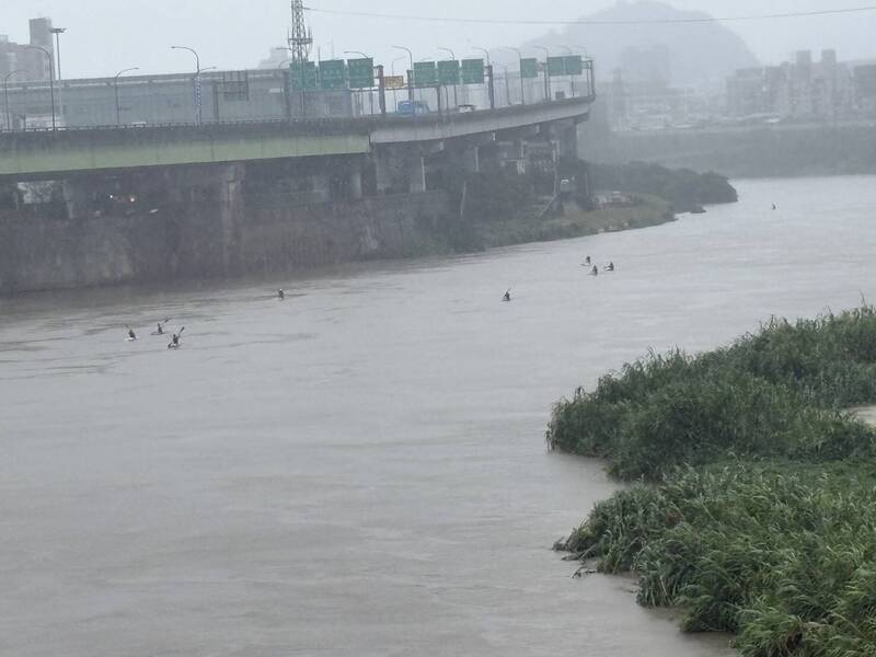 無視豪雨侵襲，有10位民眾在新北市、台北市交界的基隆河流域划SUP。   圖：民眾提供