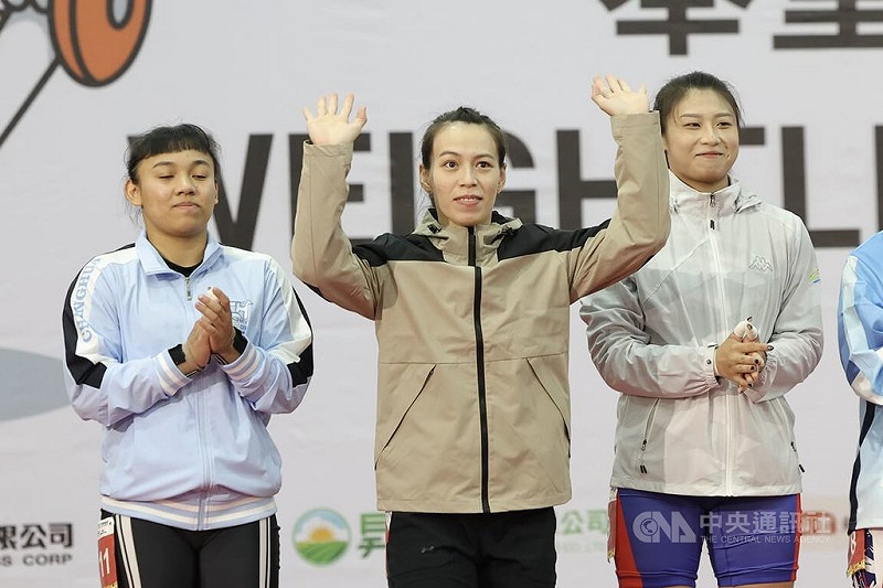 114年全國運動會在雲林登場,舉重女神郭婞淳(中)20日參賽女子組64公斤級,於介紹選手時向現場粉絲揮手致意。中央社記者翁睿坤攝 114年10月20日