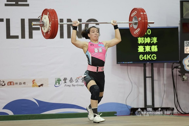 114年全國運動會在雲林,舉重項目20日進行女子組64公斤級決賽,代表台東縣出賽的「舉重女神」郭婞淳(圖)在挺舉項目成功舉起130公斤,打破大會紀錄。中央社記者翁睿坤攝 114年10月20日