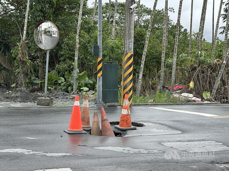馬太鞍溪堰塞湖潰流重創花蓮縣光復鄉，目前當地側溝和下水道清理告一段落，但有不少水溝蓋遺失，街區可見不少地方先用橘色交通錐擺放示警，提醒用路人留意。中央社記者李先鳳攝　114年10月20日   