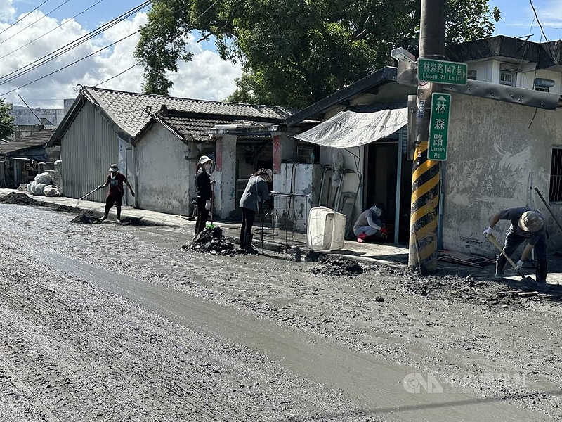 馬太鞍溪堰塞湖潰流重創花蓮光復,近日於側溝和下水道清理完後發現疑似有不少水溝蓋遺失。警方20日表示,初步研判可能因清理廢棄物、搬運土石或施工後未及時復原所致,尚無明確不法跡象。圖為民眾清淤作業情形。中央社記者李先鳳攝 114年10月20日