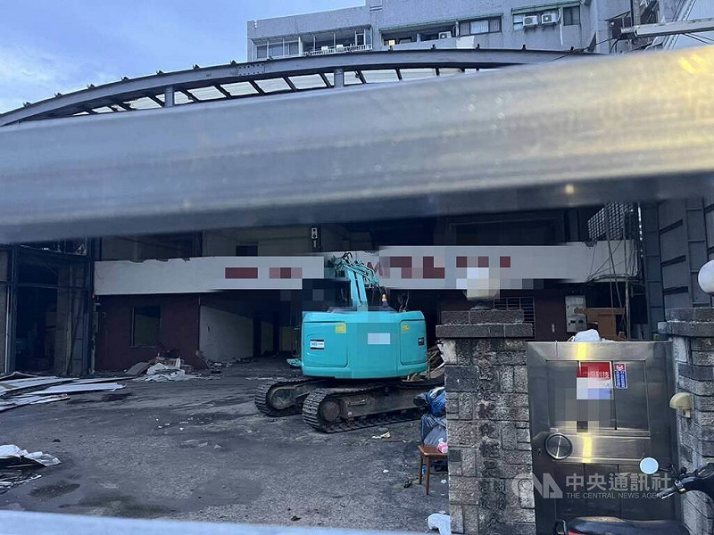 台中市太平區一處工地20日下午發生工安意外，在進行拆除作業時，一名工人不慎從2層樓高平台墜落，傷重不治。（翻攝照片）中央社記者蘇木春傳真　114年10月20日   
