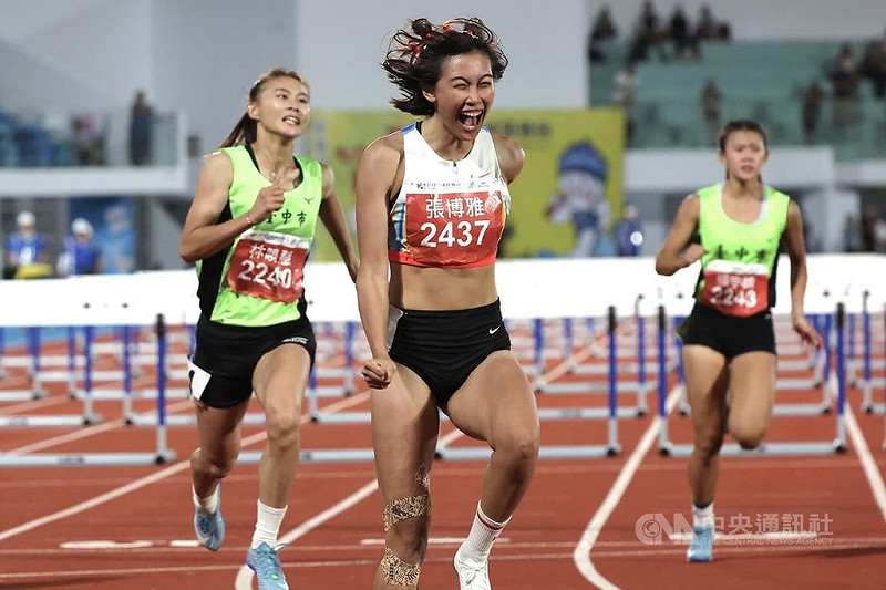 田徑女將張博雅(中)在114年全國運動會代表花蓮縣出賽,20日晚間在女子100公尺跨欄決賽以12秒94拿下金牌,跨過終點線後興奮吶喊。中央社記者翁睿坤攝 114年10月20日