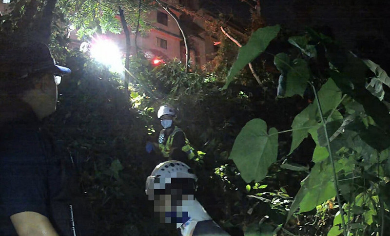 台中市一名騎士日前騎機車行經豐原區南陽路綠山巷，為閃避竄出的流浪貓，失控跌落約6公尺深山谷，警消人員獲報趕往救援。（民眾提供）中央社記者趙麗妍傳真　114年10月21日   