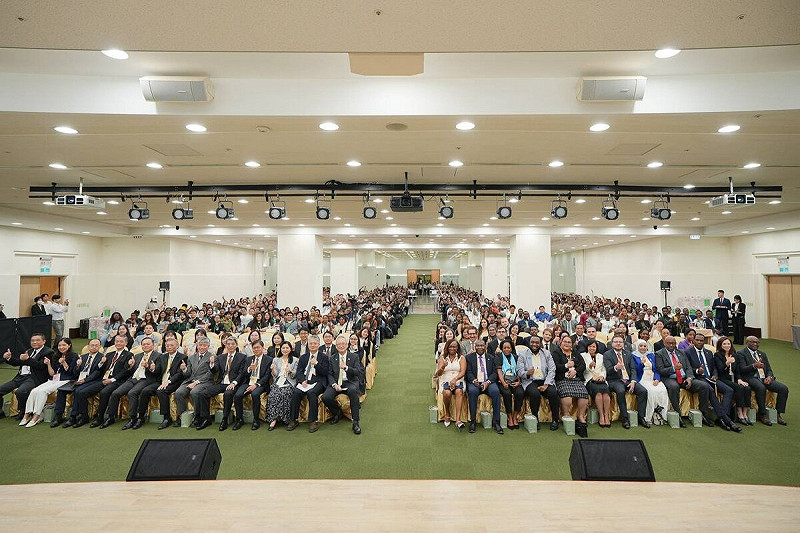 「114學年度臺灣獎學金及華語文獎學金新生歡迎會」全體與會人員合影   圖：外交部提供