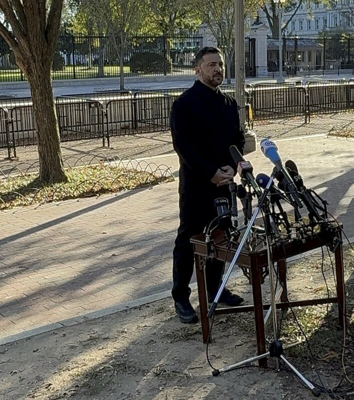 畫面中澤連斯基在白宮對面公園召開的記者會僅有一張小桌子供麥克風擺放,引起國際討論白宮不給草坪開記者會的舉動「不夠厚道」。 圖:翻攝自 X 畫面中澤連斯基在白宮對面公園召開的記者會僅有一張小桌子供麥克風擺放,引起國際討論白宮不給草坪開記者會的舉動「不夠厚道」。 圖:翻攝自 X