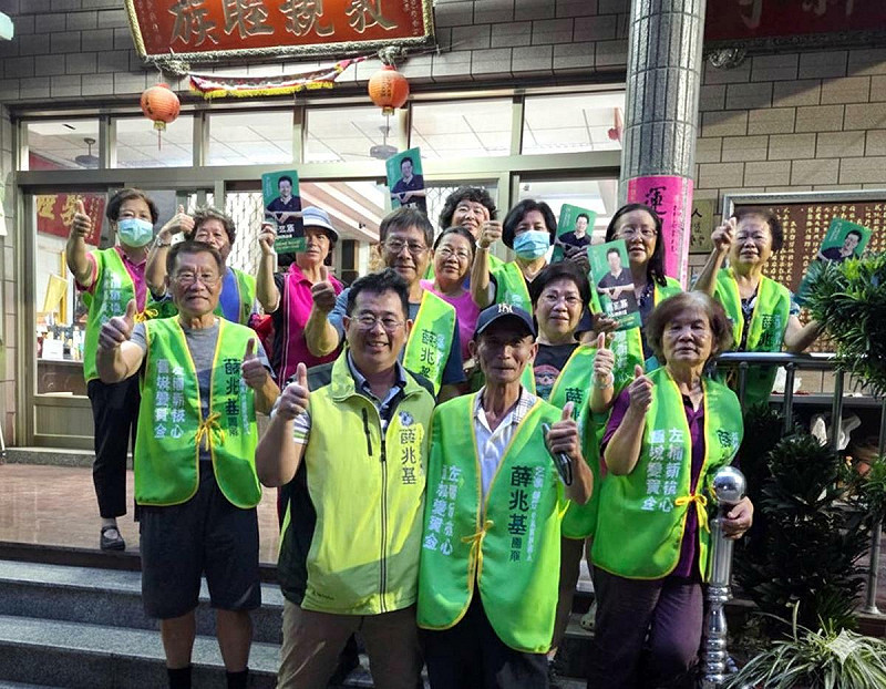薛氏文教基金會徒步掃街活動，薛兆基自薛家古厝出發，沿途拜訪各家住戶，正式揭開選戰序幕。   圖：薛兆基競選總部／提供