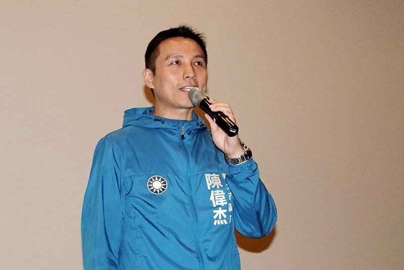民眾上網抱怨，淡水風雨比颱風天還大，怎麼出門？卻遭國民黨新北市議員陳偉杰回嗆「出不出門自己決定，不是什麼都推給政府」   圖：取自陳偉杰臉書（資料照）