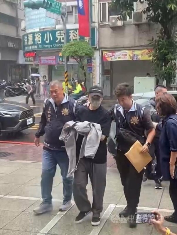 藝人閃兵案延燒,新北檢警展開第三波搜索,永和警分局21日上午將藝人張書偉(左2)拘提到案說明。(翻攝畫面)中央社記者曹亞沿傳真 114年10月21日