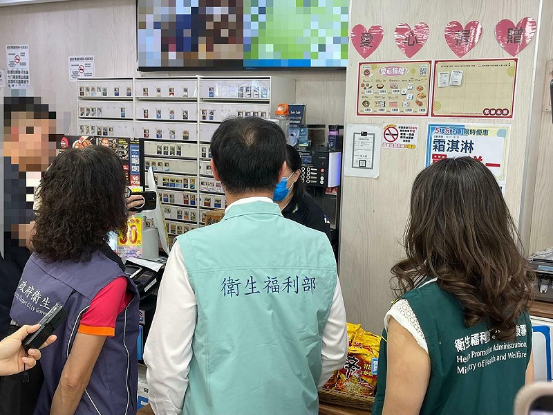 某加熱菸品牌在超商銷售僅一天，因包裝未標示尼古丁含量被下架。國健署表示，雖無包裝事前審查規定，業者必須提供尼古丁數據，並符合菸害防制法規，主管機關將後續查核。(圖為調查示意)   圖：國健署／提供