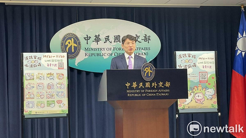 外交部發言人蕭光偉介紹領務局LINE官方帳號「波鴿家族x啾波麻糬」貼圖免費下載活動。   圖：高逸帆／攝