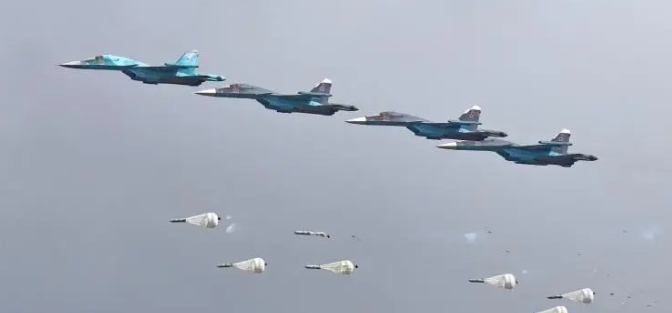 俄軍蘇-34「鴨嘴獸」戰機群對烏克蘭空投炸彈。   圖 : 翻攝自又看風雲起