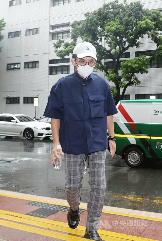 藝人黃子佼被控違反兒少性剝削防制條例，台灣高等法院21日開審判庭，黃子佼親自出庭應訊。中央社記者郭日曉攝 114年10月21日   