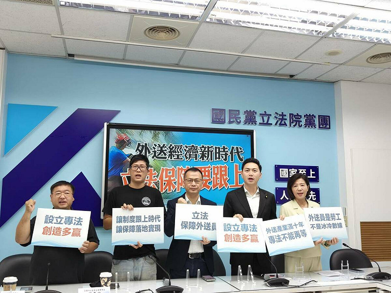 國民黨立法院黨團宣告這個立法院會期力拼《外送平台管理暨從業人員權益保障法》三讀。   圖：國民黨立法院黨團／提供