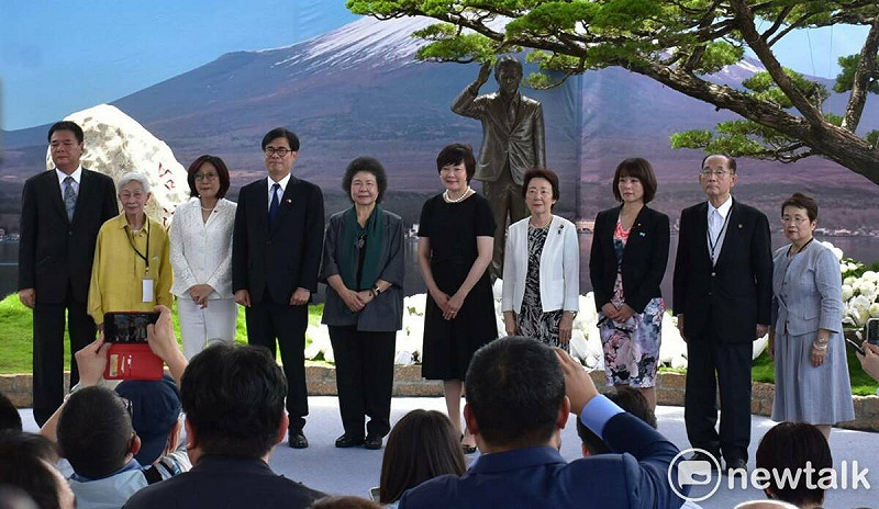安倍昭惠(右五)2023年7月18日首度至紅毛港保安堂瞻仰安倍銅像，監察院長陳菊(左五)、高雄市長陳其邁(左四)、議長康裕成(左三)等人陪同。   圖：孫家銘拍攝（資料照）