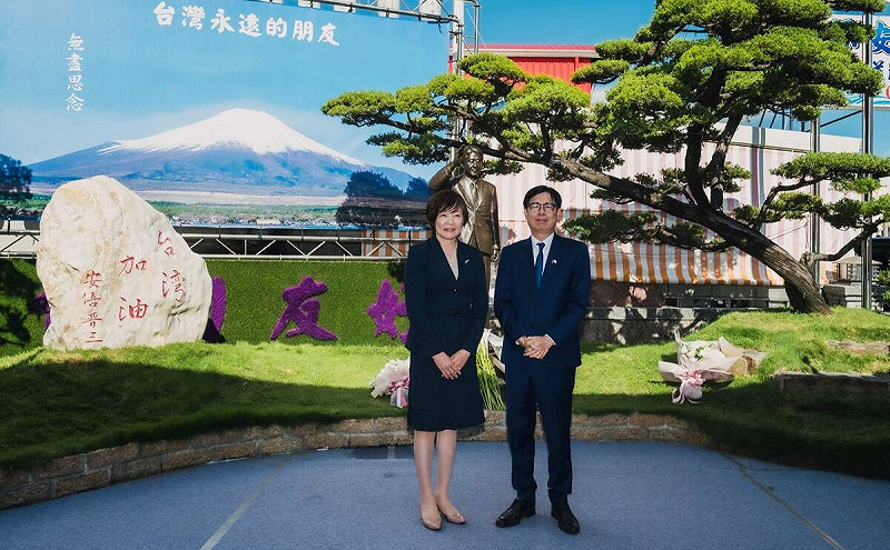 2025年6月21日安倍昭惠(左)二度造訪紅毛港保安堂,陳其邁(右)特地盡地主之。 圖:高雄市行國處/提供(資料照)