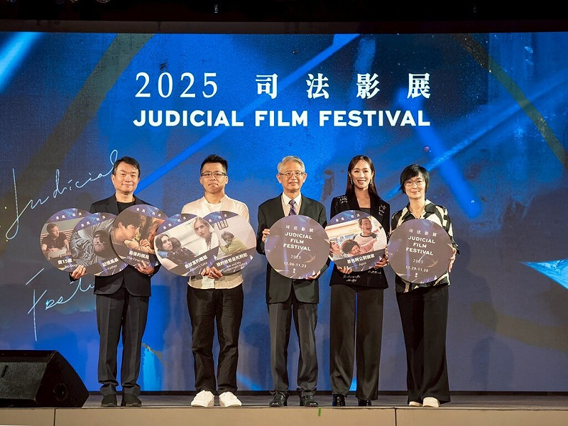 「2025金馬X司法影展」21日舉行開幕記者會，司法院代理院長謝銘洋（中）表示，本屆影展精選包括「我的爸爸是死刑犯」等6部作品，希望藉由光影語言的魅力，吸引民眾深入瞭解司法議題。（司法院提供）中央社記者林長順傳真 114年10月21日   