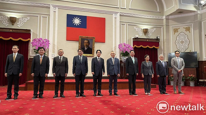 賴清德、林信義(右五)出席「2025『亞太經濟合作經濟領袖會議』代表團行前記者會」 圖:高逸帆/攝 賴清德、林信義(右五)出席「2025『亞太經濟合作經濟領袖會議』代表團行前記者會」 圖:高逸帆/攝