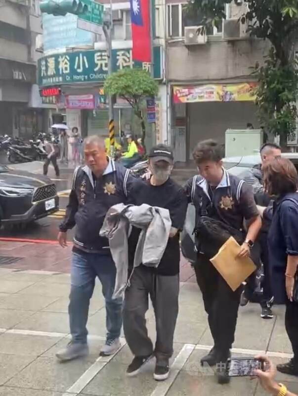 藝人閃兵案延燒，新北檢警展開第三波搜索，永和警分局21日上午將藝人張書偉（左2）拘提到案說明。（翻攝畫面）中央社記者曹亞沿傳真 114年10月21日   