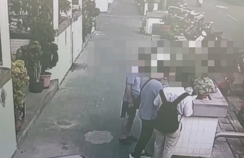 年約40歲曹姓車手向假投資洋酒被害人面交取款新台幣30萬元，遭員警當場查獲，他稱其上網應徵事務助理員卻淪車手被逮，彰化縣警察局員林分局將他依詐欺等罪嫌送辦。（民眾提供）中央社記者鄭維真傳真 114年10月21日   