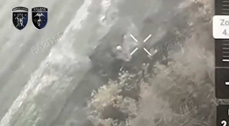  一輛俄軍戰車在行軍中翻覆滑入反坦克壕。 圖：翻攝自 X 