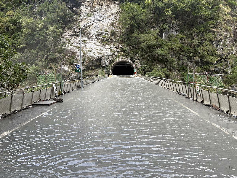 根據今(21)日監測報告，此座約40公尺高的堰塞湖，目前水位已攀升至267.06公尺，距離壩頂溢流僅約2.94公尺。   圖：林保署／提供